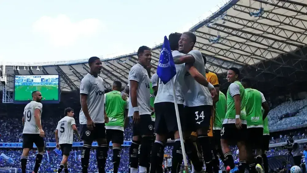 Botafogo vence Cruzeiro no Mineirão e assume 7º lugar no Brasileirão