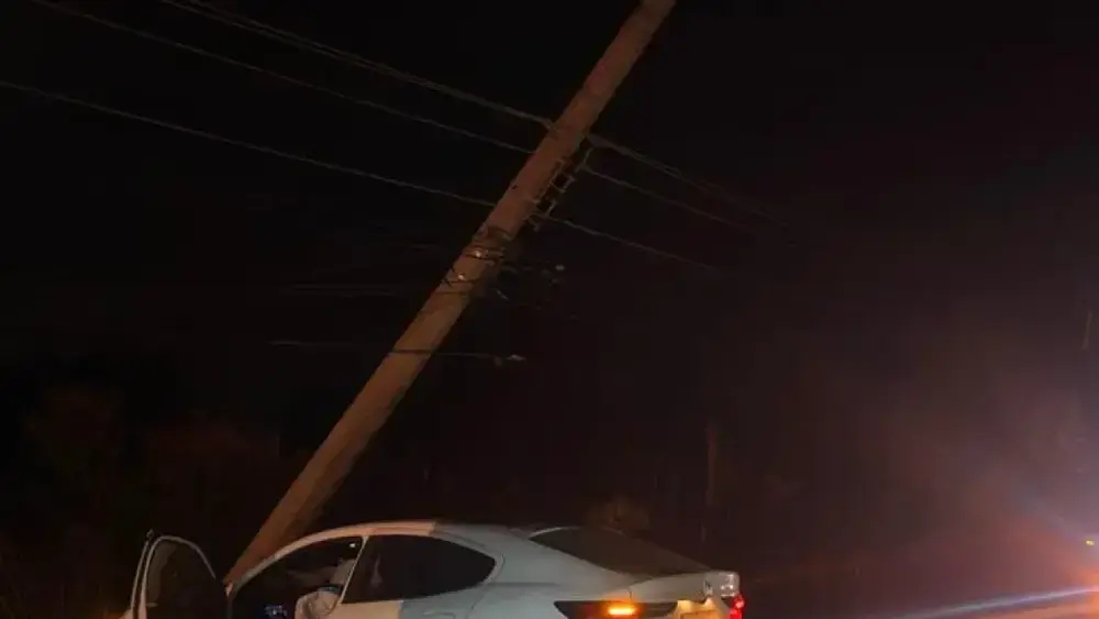 Carro bate em poste no Altiplano Leste e motorista sai ileso