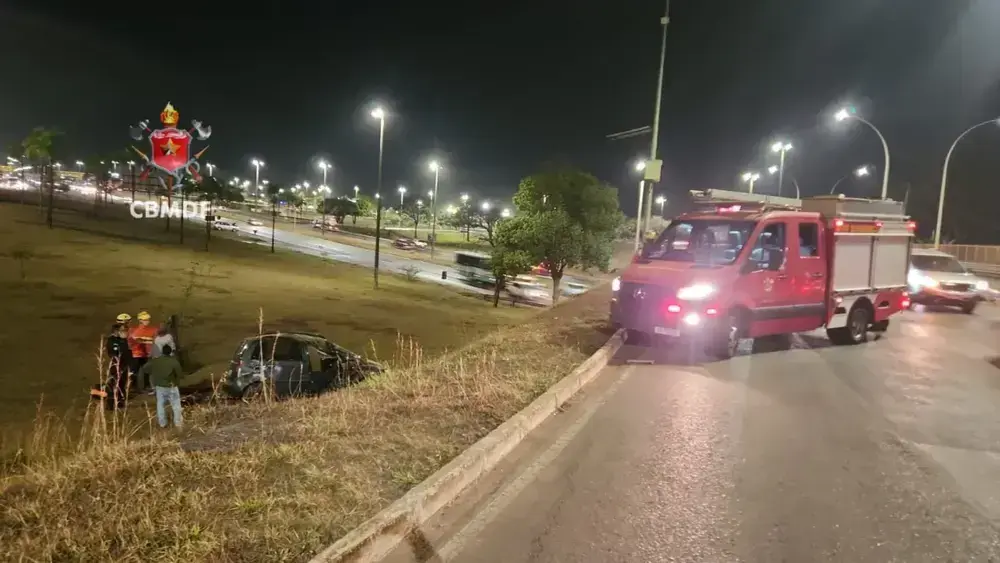 Carro capota na EPIA Sul e condutor é socorrido pelo Samu