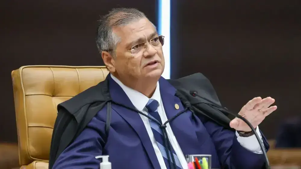 Dino afasta e prende secretário do MA acusado de coação