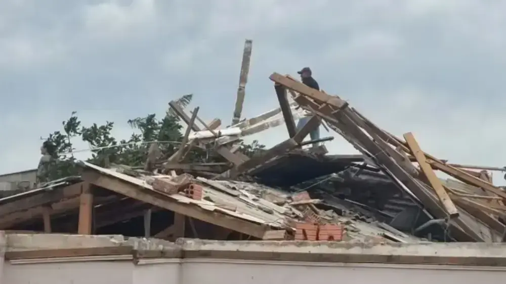 Temporal causa estragos e leva 3 cidades de SC a emergência