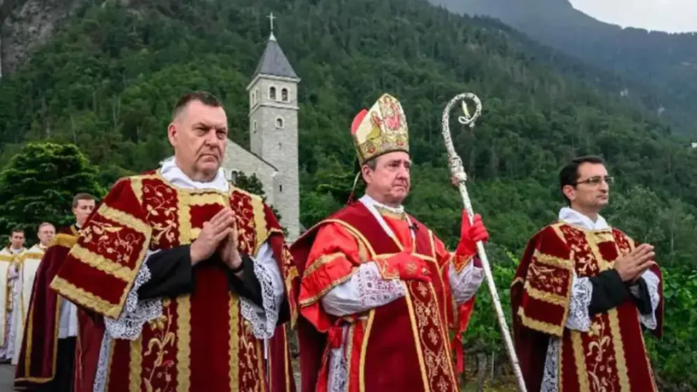 Vaticano excomunga padres e fiéis de grupo ultratradicionalista